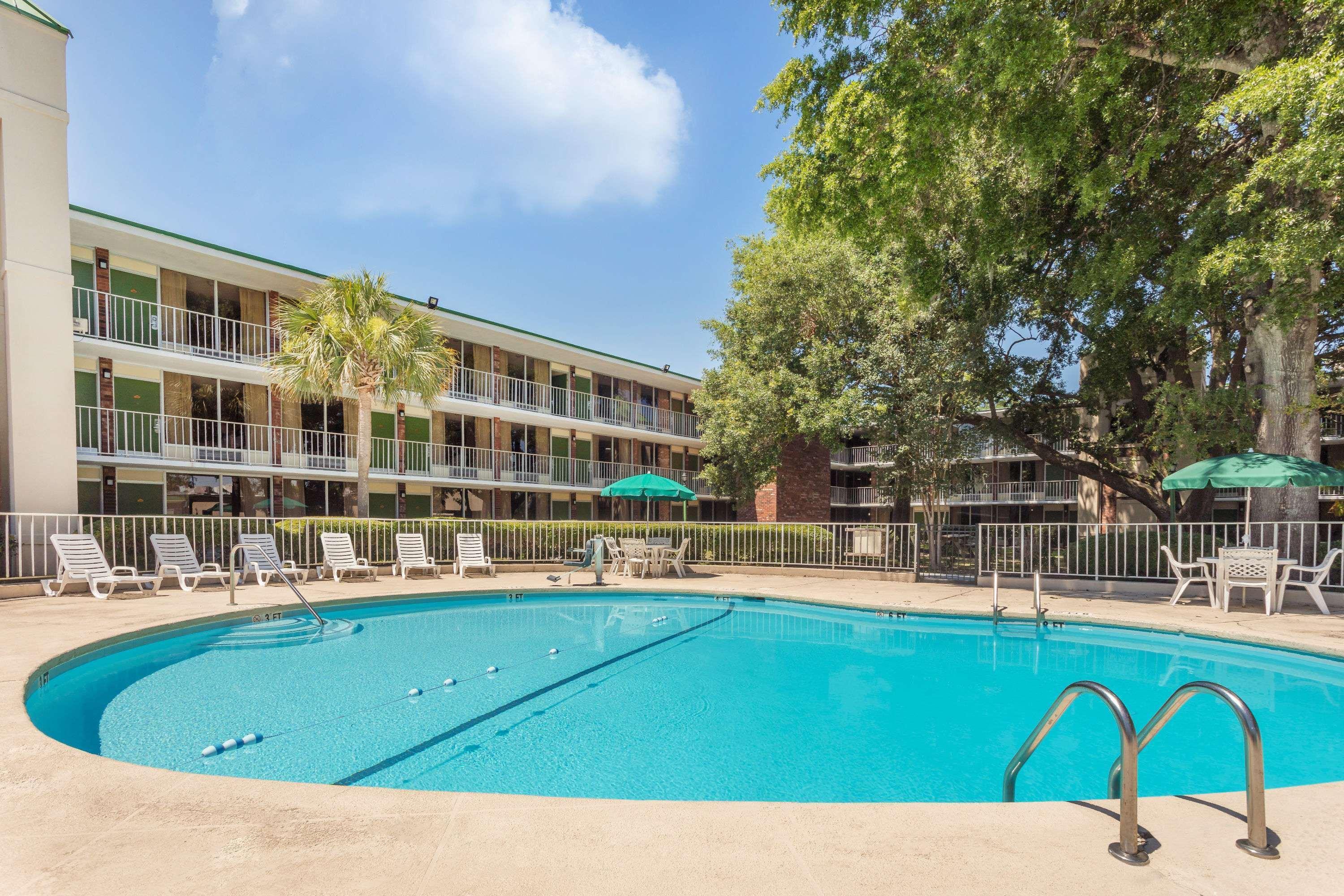 Days Inn By Wyndham Mt Pleasant-Charleston-Patriots Point Exterior foto